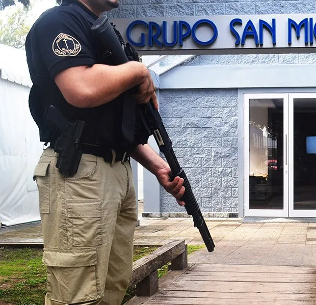 Custodio de Grupo San Miguel frente a la sede central